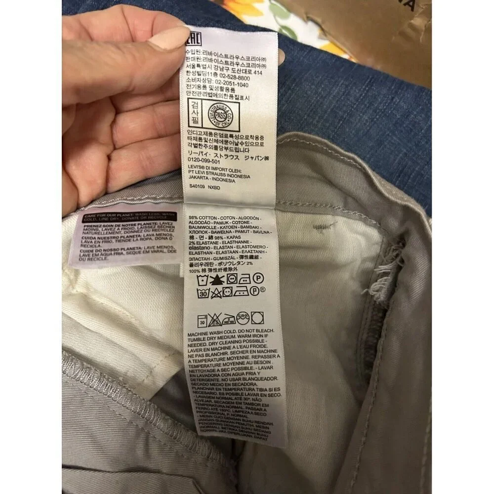 Levi's Jeans Stylish Men’s Beige Colored Rugged Denim Tan Jean Pants Size 30.